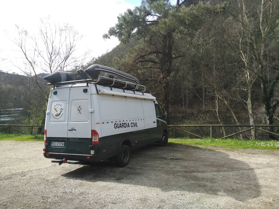 El Grupo de Actividades Subacuáticas rastrea la zona del embalse de Arbón en busca de más pistas para esclarecer el suceso. 