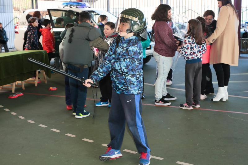 Los alumnos aprendieron las distintas labores que realiza la Guardia Civil mediante juegos y demostraciones