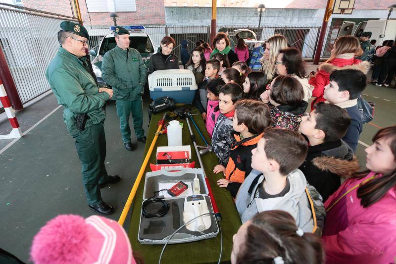 Los alumnos aprendieron las distintas labores que realiza la Guardia Civil mediante juegos y demostraciones
