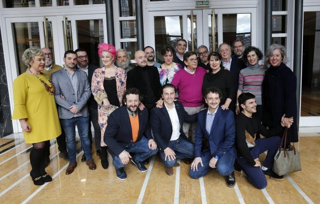 Foto de familia del elenco, los miembros del coro y la dirección artística, con Maxi Rodríguez y Sánchez Ramos en el centro, en el salón de Té del Teatro Campoamor. 