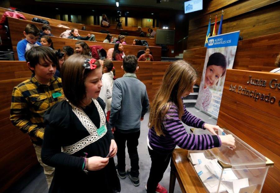 Un total de 75 alumnos de Primaria de Gijón y Mieres han participado en un pleno infantil organizado por Aldeas Infantiles SOS España en la Junta General. El programa 'Diputados por un día' está dirigido a evitar la violencia y el aislamiento infantil. 