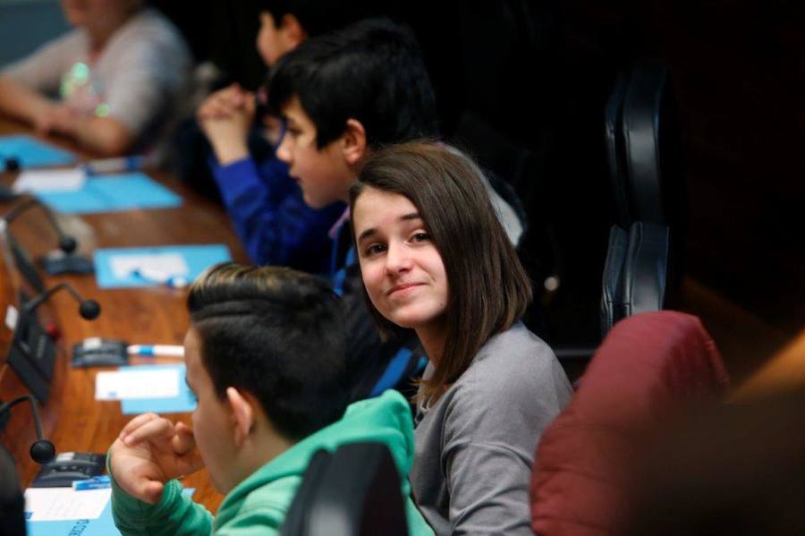 Un total de 75 alumnos de Primaria de Gijón y Mieres han participado en un pleno infantil organizado por Aldeas Infantiles SOS España en la Junta General. El programa 'Diputados por un día' está dirigido a evitar la violencia y el aislamiento infantil. 