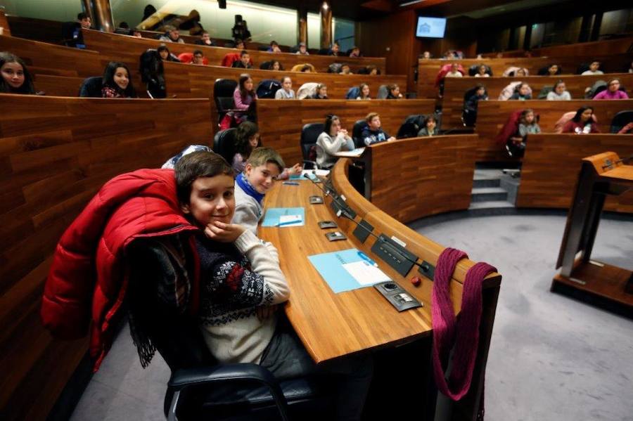 Un total de 75 alumnos de Primaria de Gijón y Mieres han participado en un pleno infantil organizado por Aldeas Infantiles SOS España en la Junta General. El programa 'Diputados por un día' está dirigido a evitar la violencia y el aislamiento infantil. 