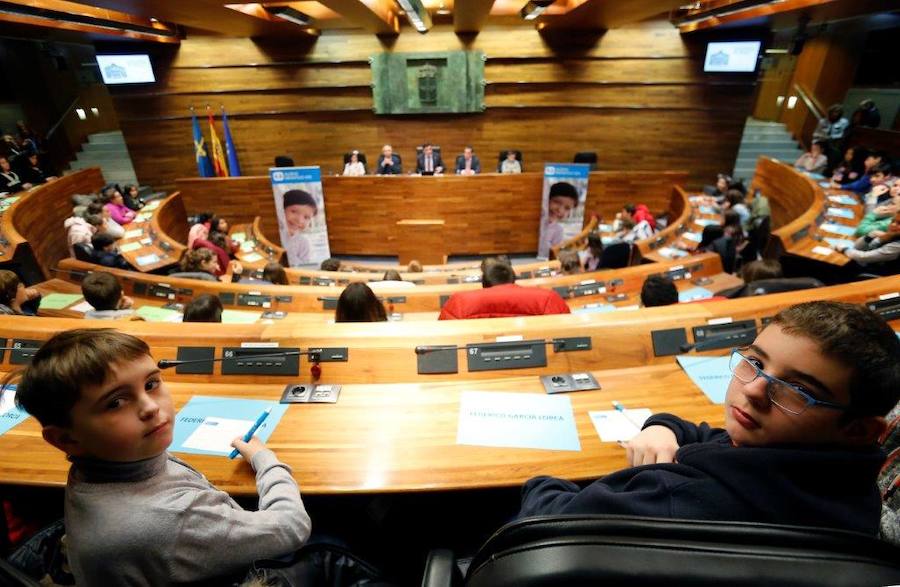 Un total de 75 alumnos de Primaria de Gijón y Mieres han participado en un pleno infantil organizado por Aldeas Infantiles SOS España en la Junta General. El programa 'Diputados por un día' está dirigido a evitar la violencia y el aislamiento infantil. 