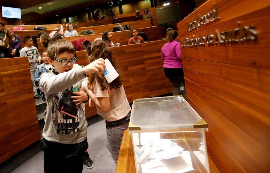 Un total de 75 alumnos de Primaria de Gijón y Mieres han participado en un pleno infantil organizado por Aldeas Infantiles SOS España en la Junta General. El programa 'Diputados por un día' está dirigido a evitar la violencia y el aislamiento infantil. 