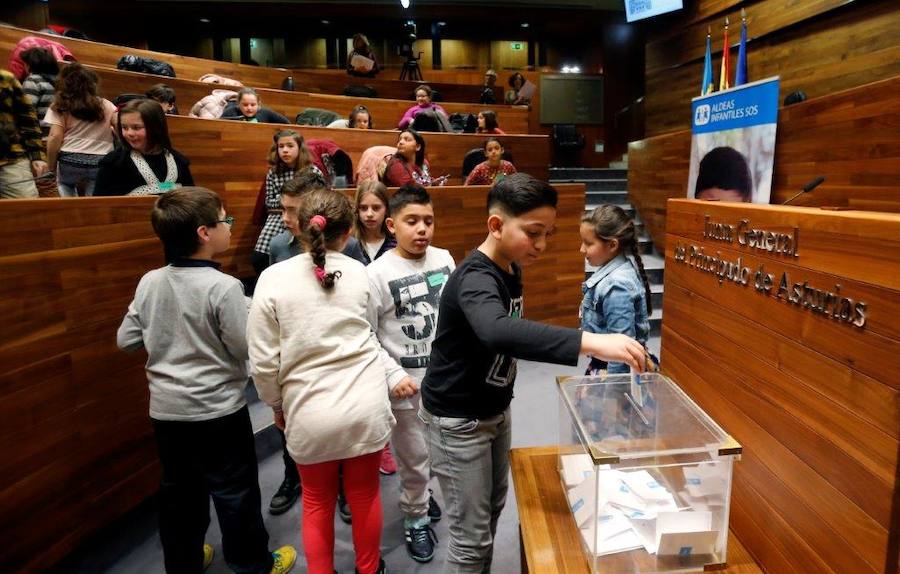Un total de 75 alumnos de Primaria de Gijón y Mieres han participado en un pleno infantil organizado por Aldeas Infantiles SOS España en la Junta General. El programa 'Diputados por un día' está dirigido a evitar la violencia y el aislamiento infantil. 