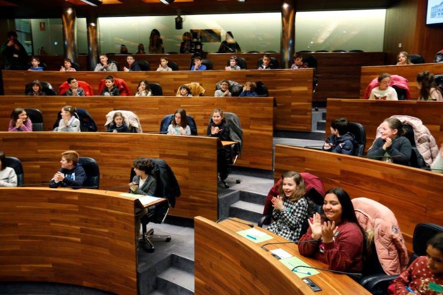 Un total de 75 alumnos de Primaria de Gijón y Mieres han participado en un pleno infantil organizado por Aldeas Infantiles SOS España en la Junta General. El programa 'Diputados por un día' está dirigido a evitar la violencia y el aislamiento infantil. 
