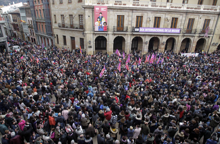 Fotos: Lleno total en la plaza Mayor de Oviedo por el 8-M