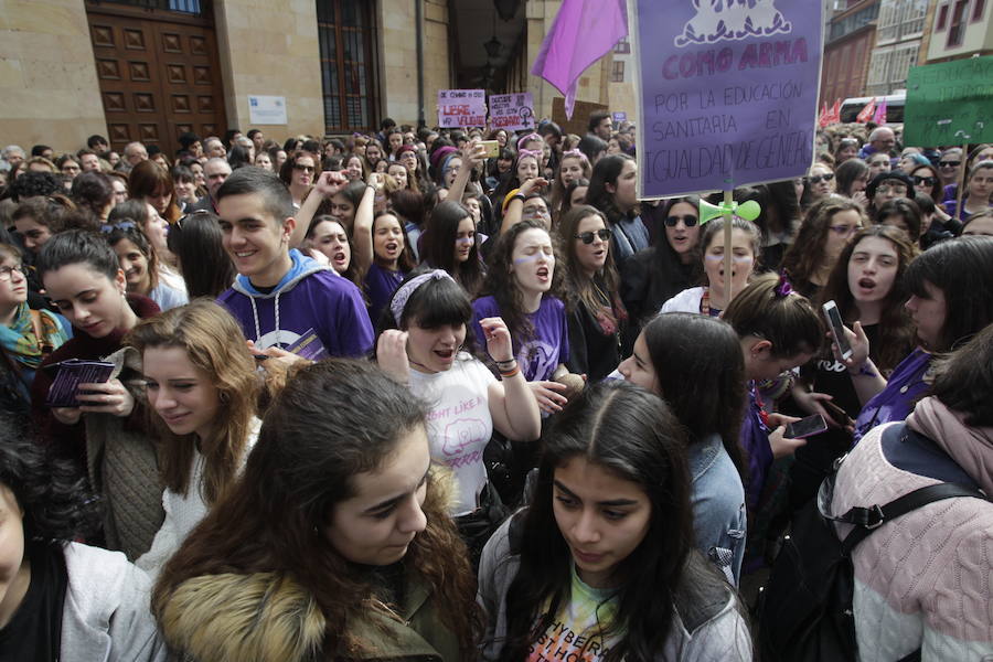 Fotos: Lleno total en la plaza Mayor de Oviedo por el 8-M