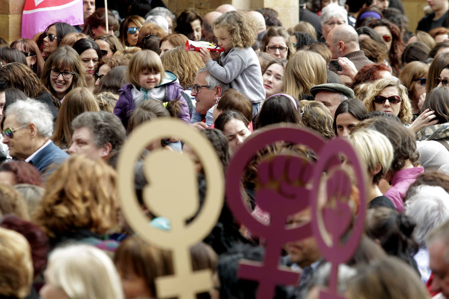 Fotos: Lleno total en la plaza Mayor de Oviedo por el 8-M