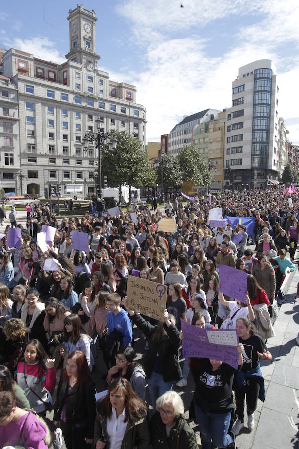 Fotos: Lleno total en la plaza Mayor de Oviedo por el 8-M