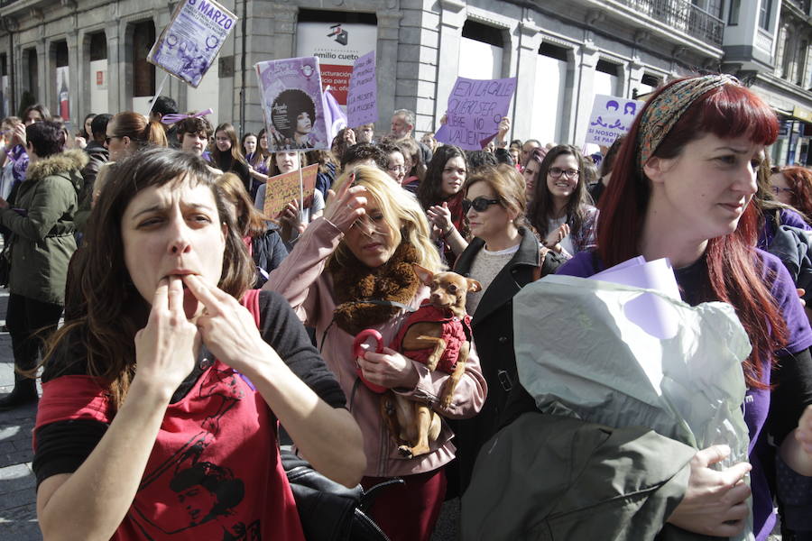 Fotos: Lleno total en la plaza Mayor de Oviedo por el 8-M