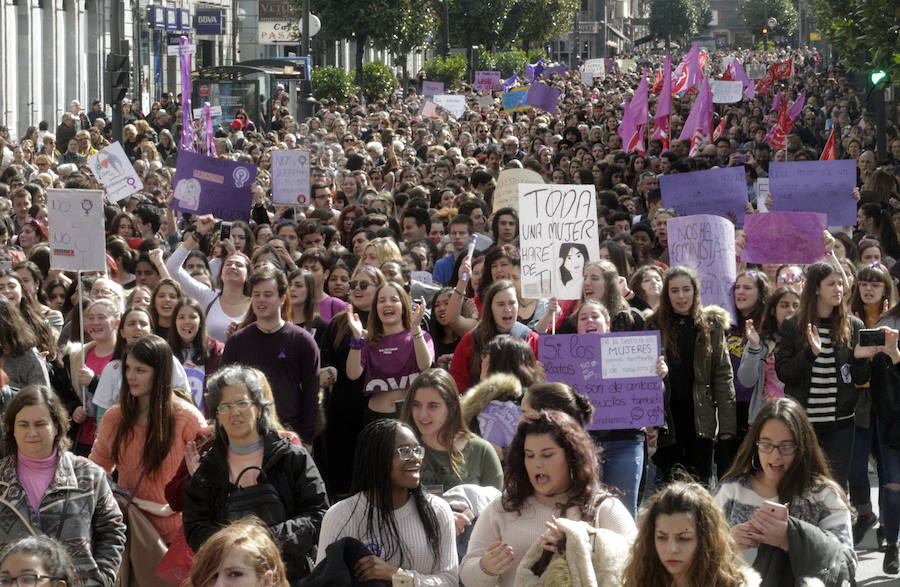 Fotos: Lleno total en la plaza Mayor de Oviedo por el 8-M