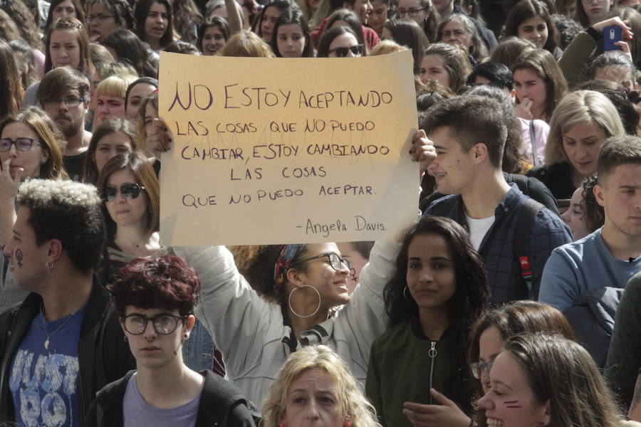 Fotos: Lleno total en la plaza Mayor de Oviedo por el 8-M