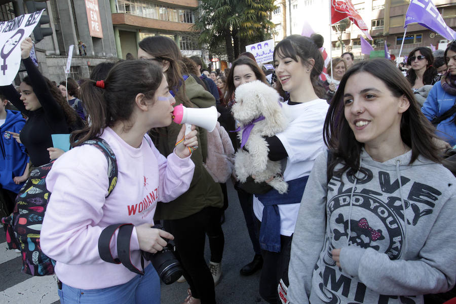 Fotos: Lleno total en la plaza Mayor de Oviedo por el 8-M