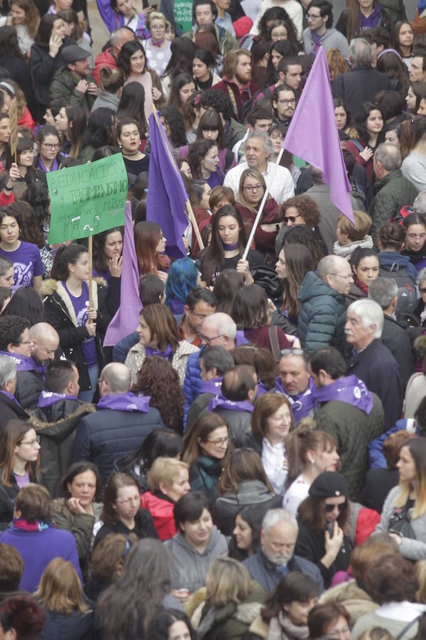 Fotos: Lleno total en la plaza Mayor de Oviedo por el 8-M