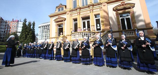 Las mujeres de la Real Banda de Gaitas Ciudad de Oviedo pusieron música al acto institucional del 8-M en los jardines de Villa Magdalena. 