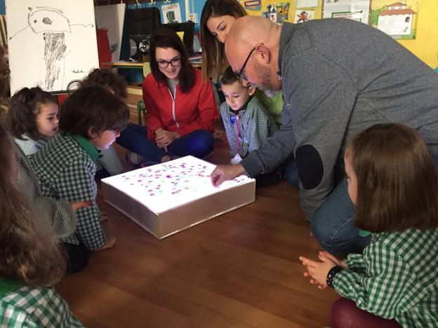 Trujillo, con niños de Infantil y el profesorado de Mieres. :: ROMÁN