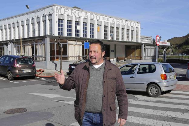 Ángel Somoano, ayer ante la plaza de abastos de Ribadesella.