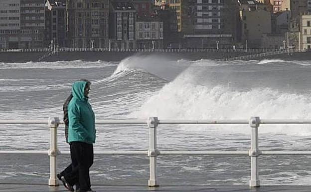 Asturias se enfrenta a vientos de 145 kilómetros y olas de hasta nueve metros