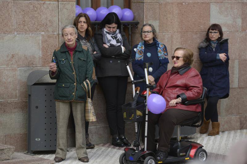 Pasacalles nocturnos en Oviedo, Gijón y Avilés y piquetes informativos en calles y espacios públicos. Así ha comenzado la jornada de huelga del 8 de marzo en Asturias.