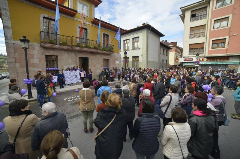 Pasacalles nocturnos en Oviedo, Gijón y Avilés y piquetes informativos en calles y espacios públicos. Así ha comenzado la jornada de huelga del 8 de marzo en Asturias.