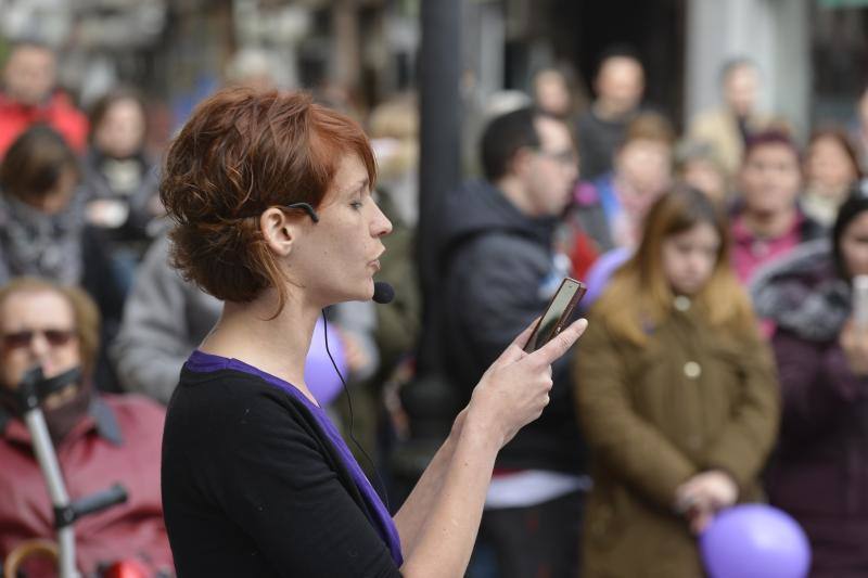 Pasacalles nocturnos en Oviedo, Gijón y Avilés y piquetes informativos en calles y espacios públicos. Así ha comenzado la jornada de huelga del 8 de marzo en Asturias.