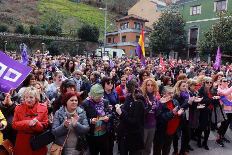 Pasacalles nocturnos en Oviedo, Gijón y Avilés y piquetes informativos en calles y espacios públicos. Así ha comenzado la jornada de huelga del 8 de marzo en Asturias.