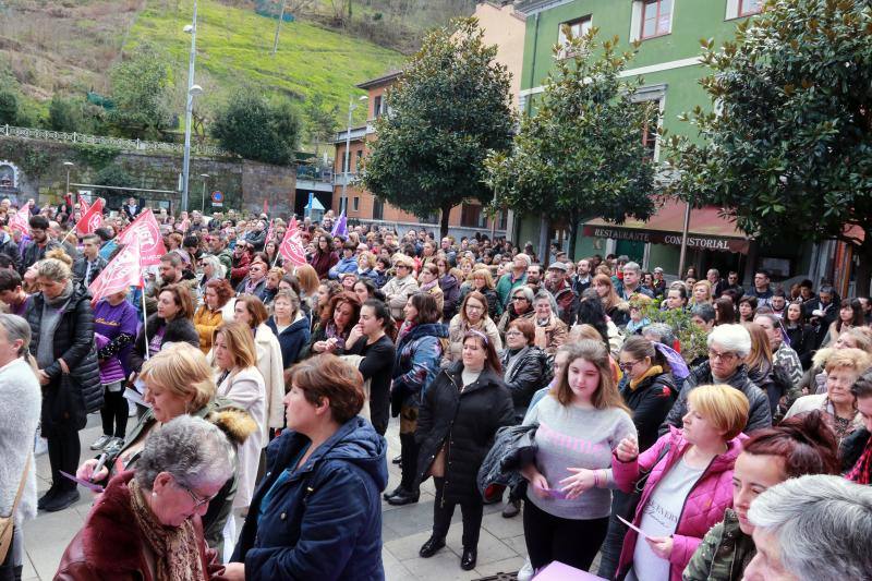 Pasacalles nocturnos en Oviedo, Gijón y Avilés y piquetes informativos en calles y espacios públicos. Así ha comenzado la jornada de huelga del 8 de marzo en Asturias.