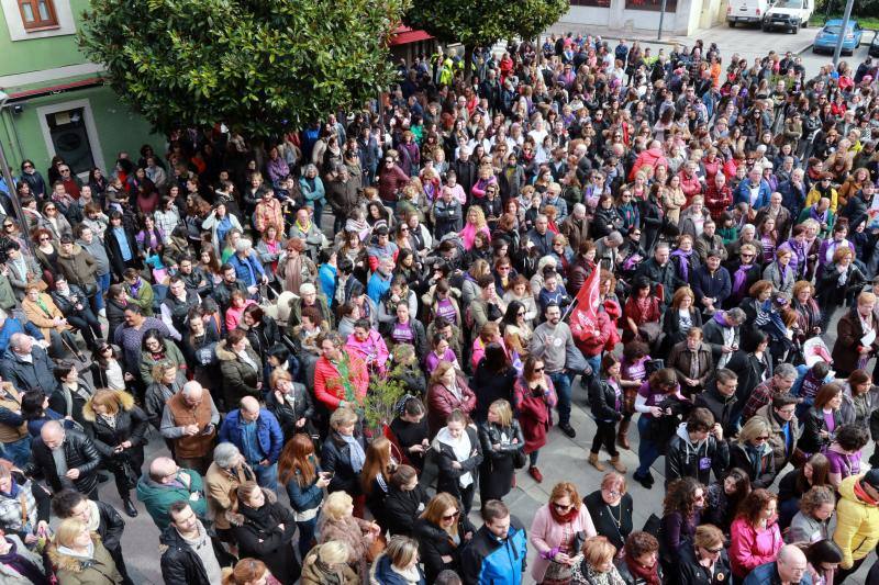 Pasacalles nocturnos en Oviedo, Gijón y Avilés y piquetes informativos en calles y espacios públicos. Así ha comenzado la jornada de huelga del 8 de marzo en Asturias.