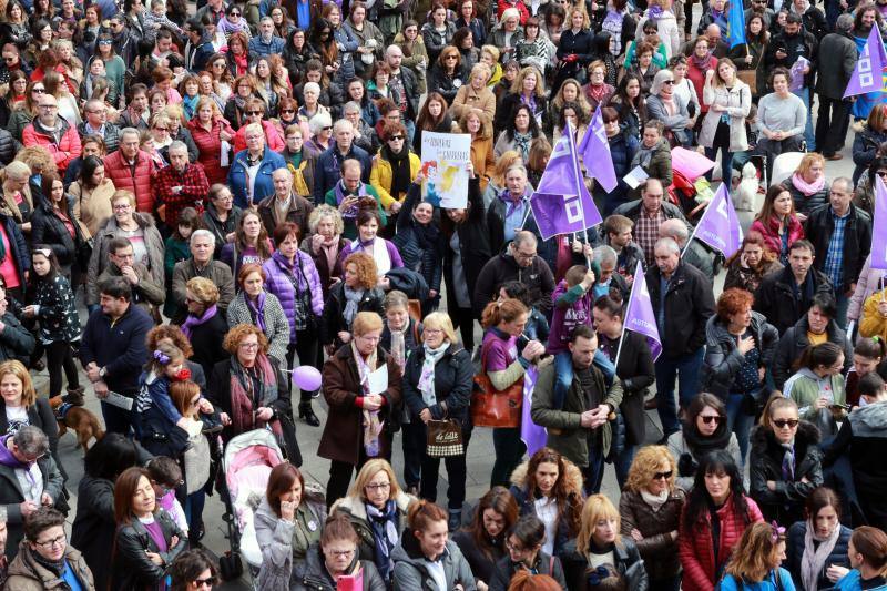 Pasacalles nocturnos en Oviedo, Gijón y Avilés y piquetes informativos en calles y espacios públicos. Así ha comenzado la jornada de huelga del 8 de marzo en Asturias.