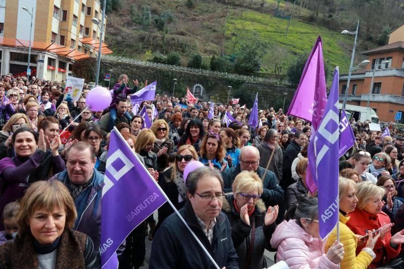 Pasacalles nocturnos en Oviedo, Gijón y Avilés y piquetes informativos en calles y espacios públicos. Así ha comenzado la jornada de huelga del 8 de marzo en Asturias.