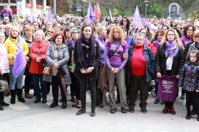 Pasacalles nocturnos en Oviedo, Gijón y Avilés y piquetes informativos en calles y espacios públicos. Así ha comenzado la jornada de huelga del 8 de marzo en Asturias.