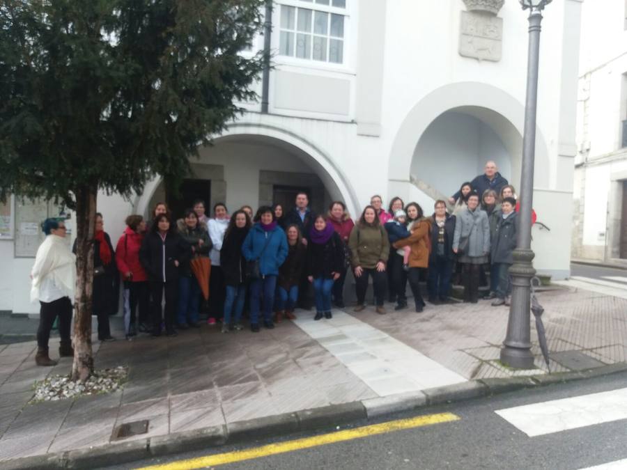 Pasacalles nocturnos en Oviedo, Gijón y Avilés y piquetes informativos en calles y espacios públicos. Así ha comenzado la jornada de huelga del 8 de marzo en Asturias.