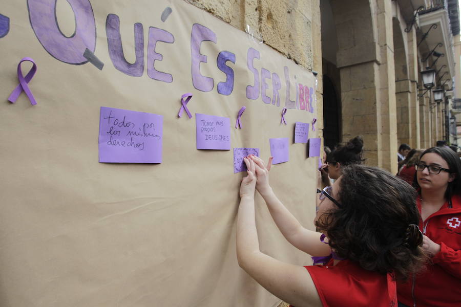 Pasacalles nocturnos en Oviedo, Gijón y Avilés y piquetes informativos en calles y espacios públicos. Así ha comenzado la jornada de huelga del 8 de marzo en Asturias.