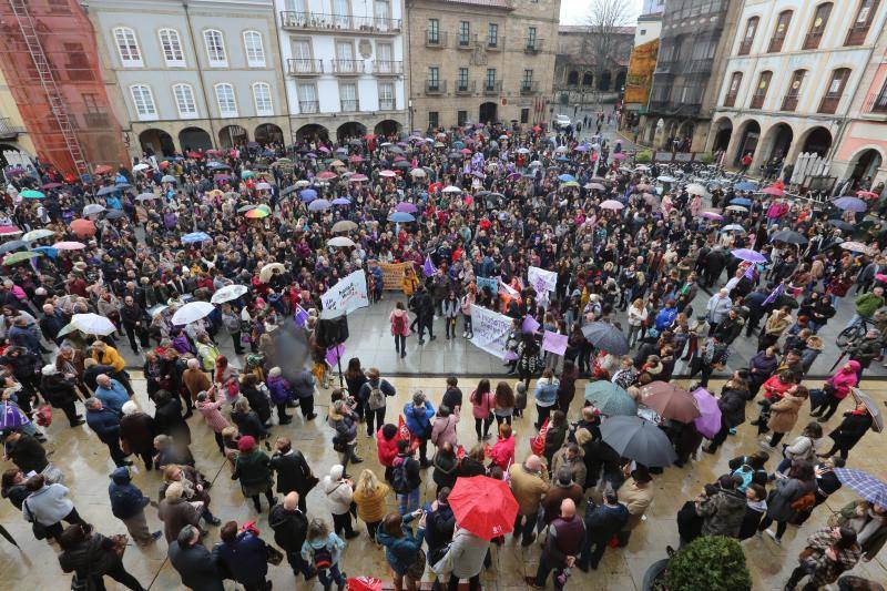 Pasacalles nocturnos en Oviedo, Gijón y Avilés y piquetes informativos en calles y espacios públicos. Así ha comenzado la jornada de huelga del 8 de marzo en Asturias.