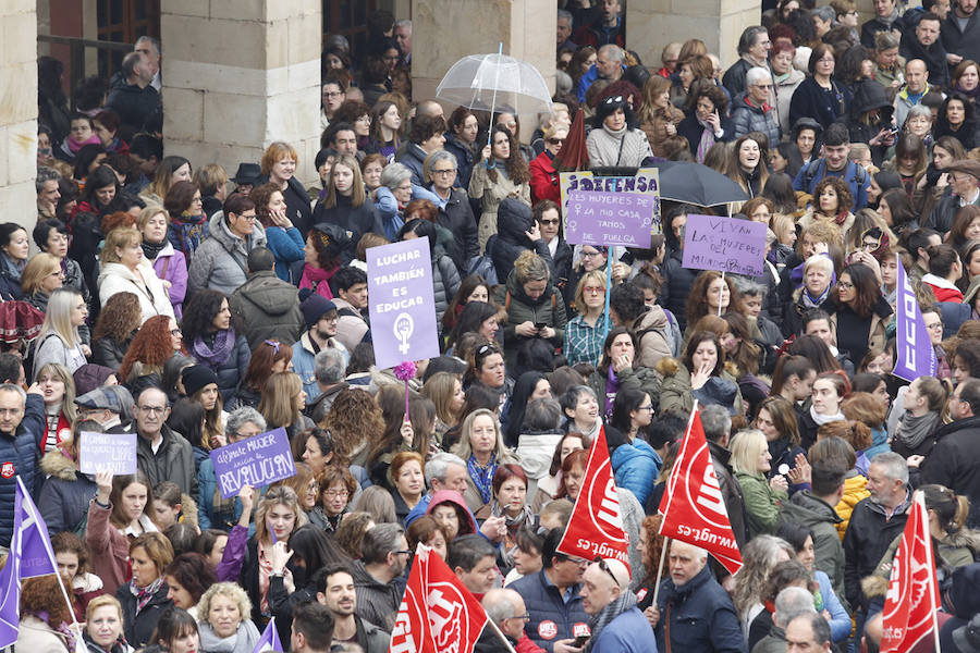 Pasacalles nocturnos en Oviedo, Gijón y Avilés y piquetes informativos en calles y espacios públicos. Así ha comenzado la jornada de huelga del 8 de marzo en Asturias.