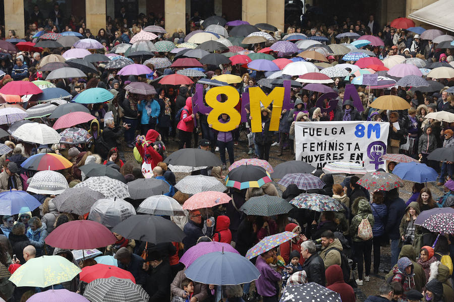 Pasacalles nocturnos en Oviedo, Gijón y Avilés y piquetes informativos en calles y espacios públicos. Así ha comenzado la jornada de huelga del 8 de marzo en Asturias.