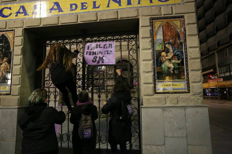 Pasacalles nocturnos en Oviedo, Gijón y Avilés y piquetes informativos en calles y espacios públicos. Así ha comenzado la jornada de huelga del 8 de marzo en Asturias.