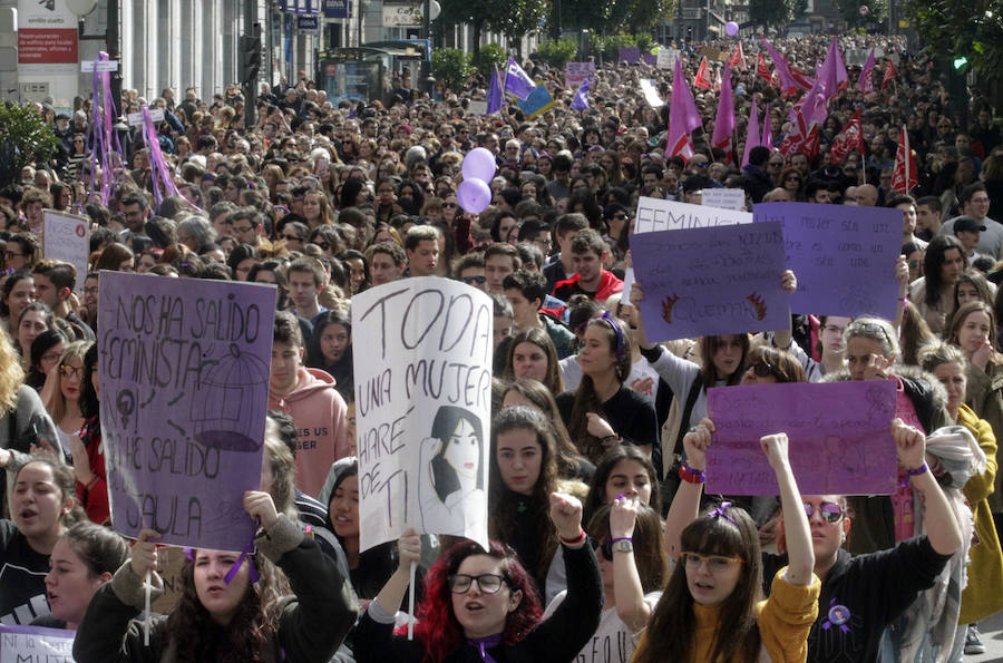 Pasacalles nocturnos en Oviedo, Gijón y Avilés y piquetes informativos en calles y espacios públicos. Así ha comenzado la jornada de huelga del 8 de marzo en Asturias.