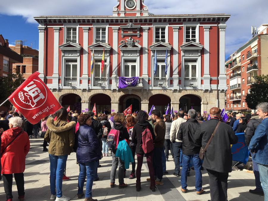 Pasacalles nocturnos en Oviedo, Gijón y Avilés y piquetes informativos en calles y espacios públicos. Así ha comenzado la jornada de huelga del 8 de marzo en Asturias.