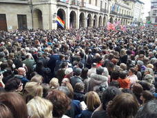 Pasacalles nocturnos en Oviedo, Gijón y Avilés y piquetes informativos en calles y espacios públicos. Así ha comenzado la jornada de huelga del 8 de marzo en Asturias.