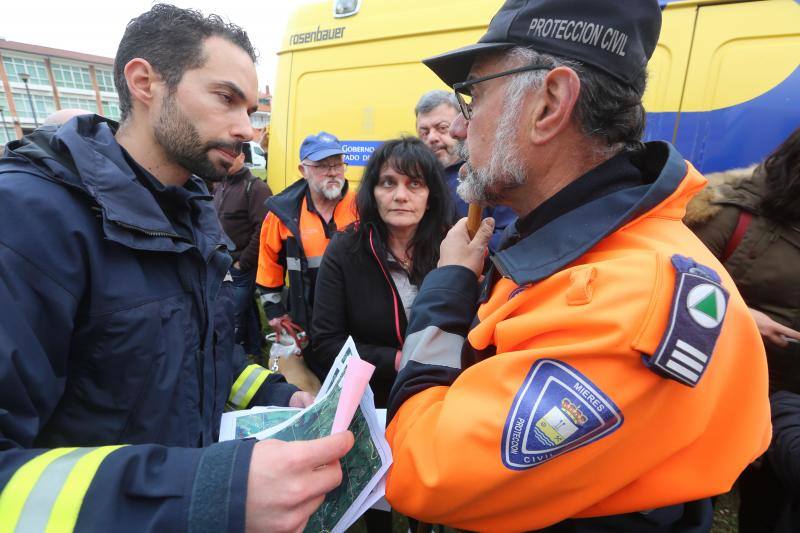 Unas 150 personas han acudido a la llamada para tratar de localizar a la mujer desaparecida. 