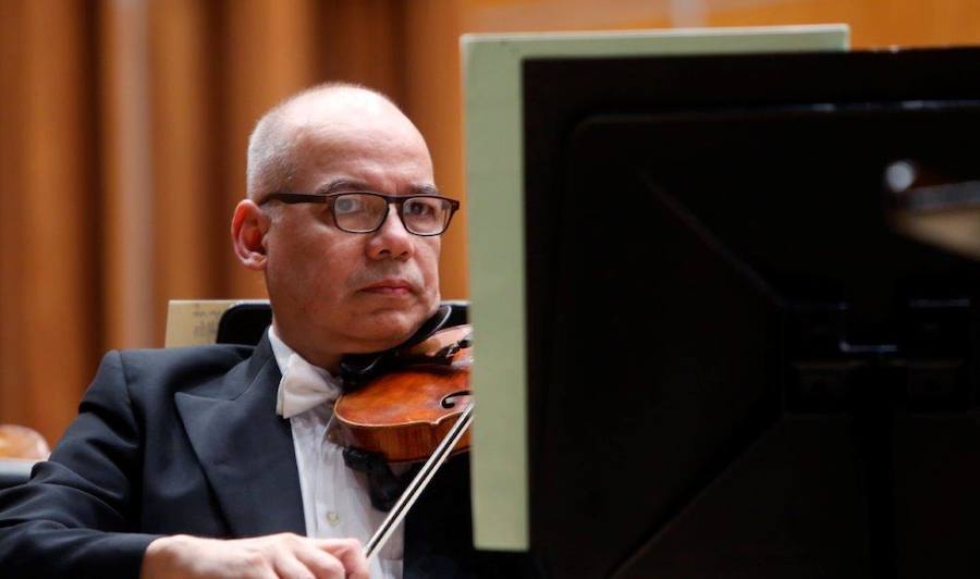 La Orquesta Sinfónica del Principado ha ofrecido un concierto en el AuditorioPríncipe Felipe, en Oviedo, en el que dio su particular homenaje al compositor Leonard Bernstein, del que este año se cumplen 100 años de su nacimiento. La dirección corrió a cargo de Rossen Milanov y Leila Josefowicz fue la violín solista.