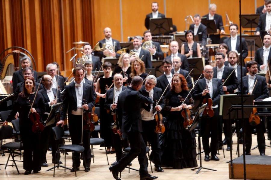 La Orquesta Sinfónica del Principado ha ofrecido un concierto en el AuditorioPríncipe Felipe, en Oviedo, en el que dio su particular homenaje al compositor Leonard Bernstein, del que este año se cumplen 100 años de su nacimiento. La dirección corrió a cargo de Rossen Milanov y Leila Josefowicz fue la violín solista.