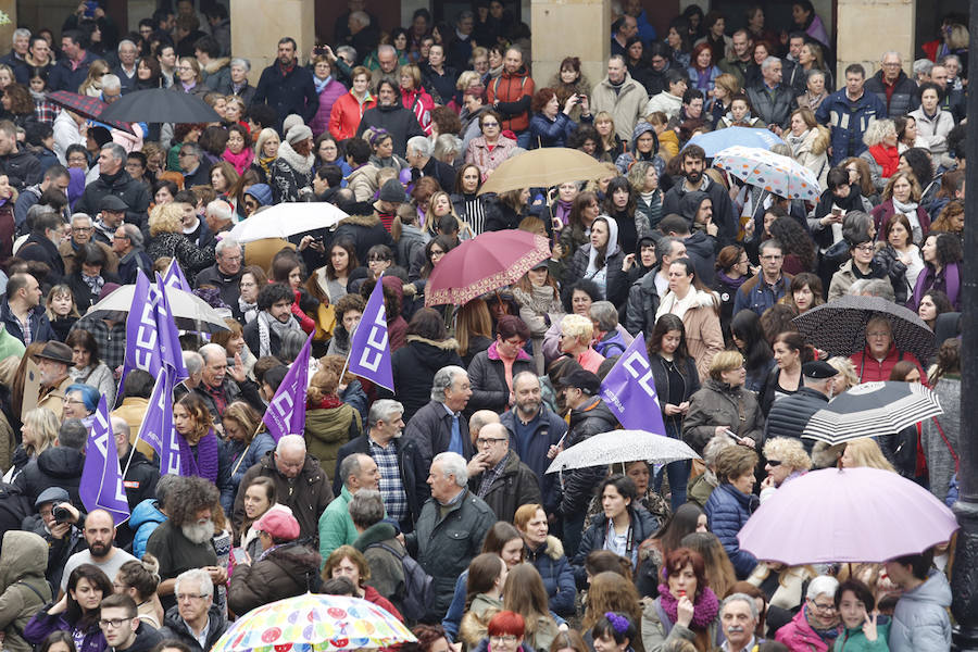 Cientos de personas se concentraron en la plaza Mayor del Ayuntamiento gijonés