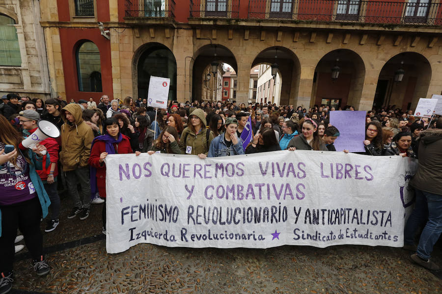 Cientos de personas se concentraron en la plaza Mayor del Ayuntamiento gijonés