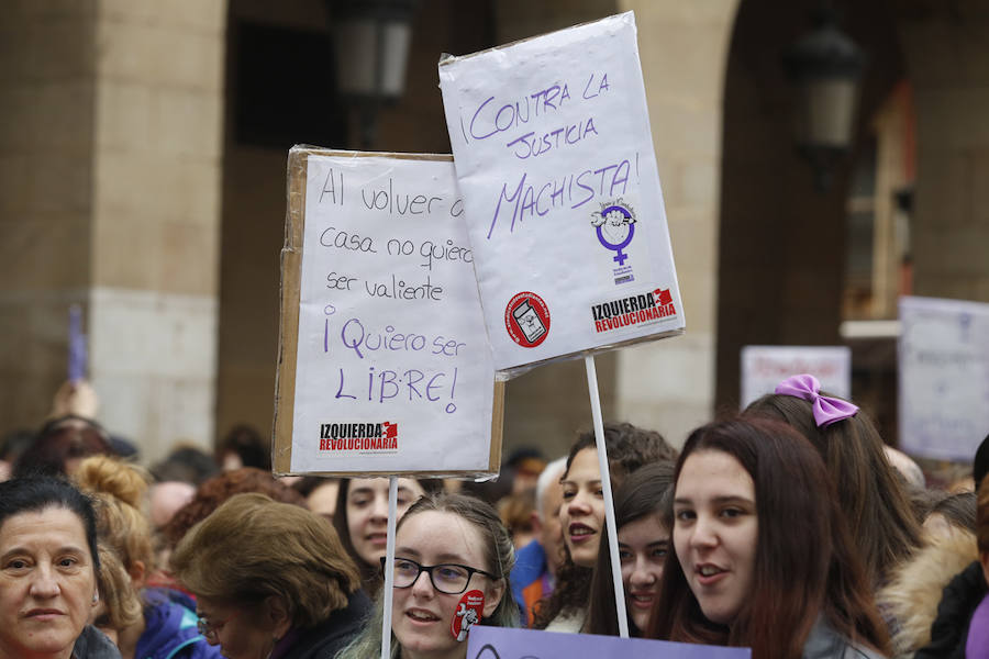 Cientos de personas se concentraron en la plaza Mayor del Ayuntamiento gijonés