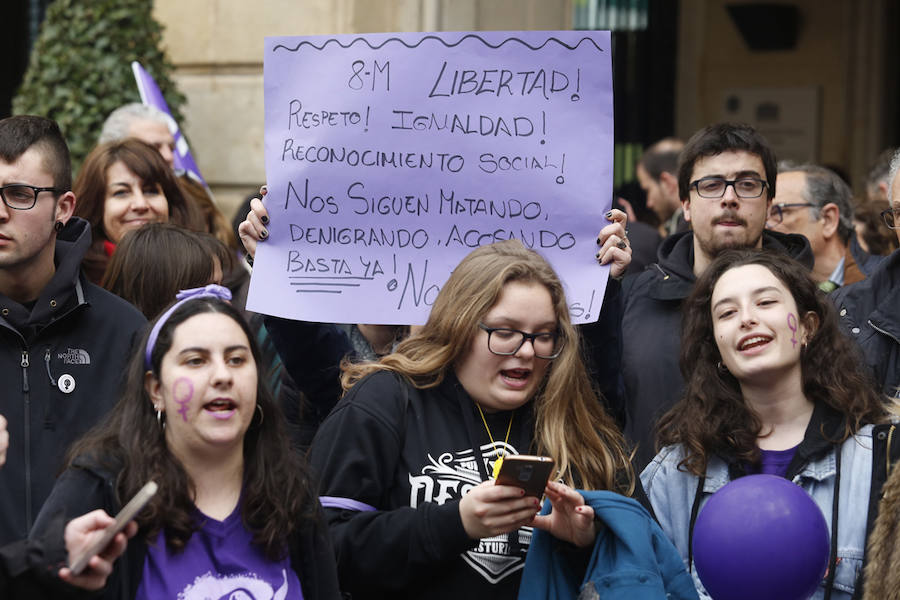 Cientos de personas se concentraron en la plaza Mayor del Ayuntamiento gijonés