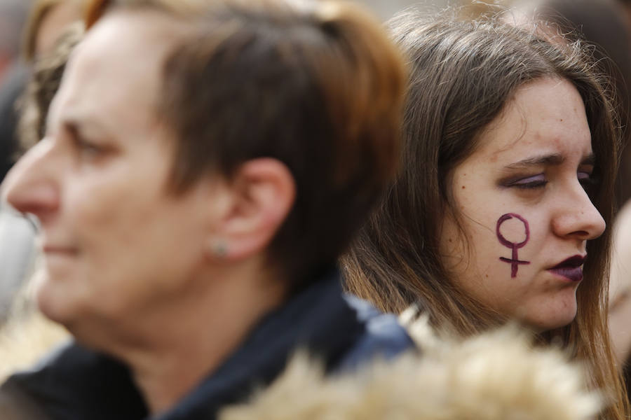 Cientos de personas se concentraron en la plaza Mayor del Ayuntamiento gijonés